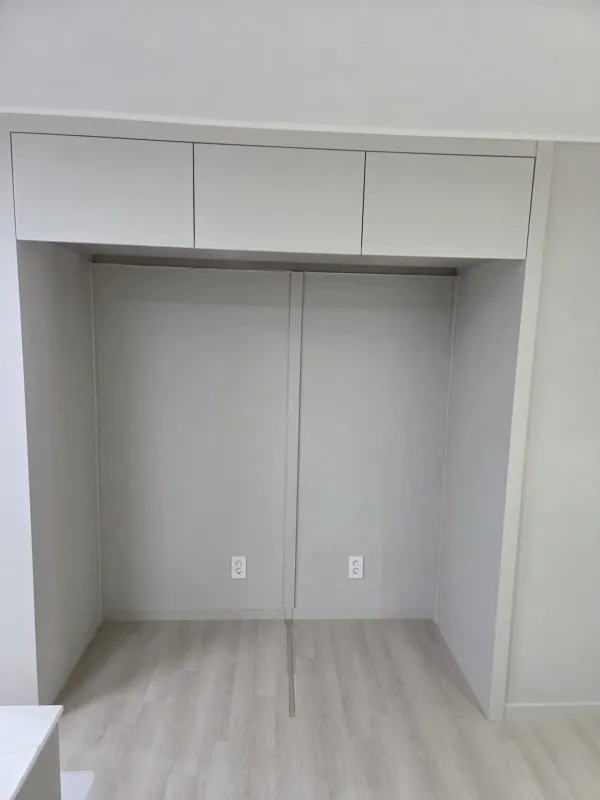 냉장고 상부장 리폼 상부장 3칸 도어가 달린 비어 있는 냉장고 자리 컷 2