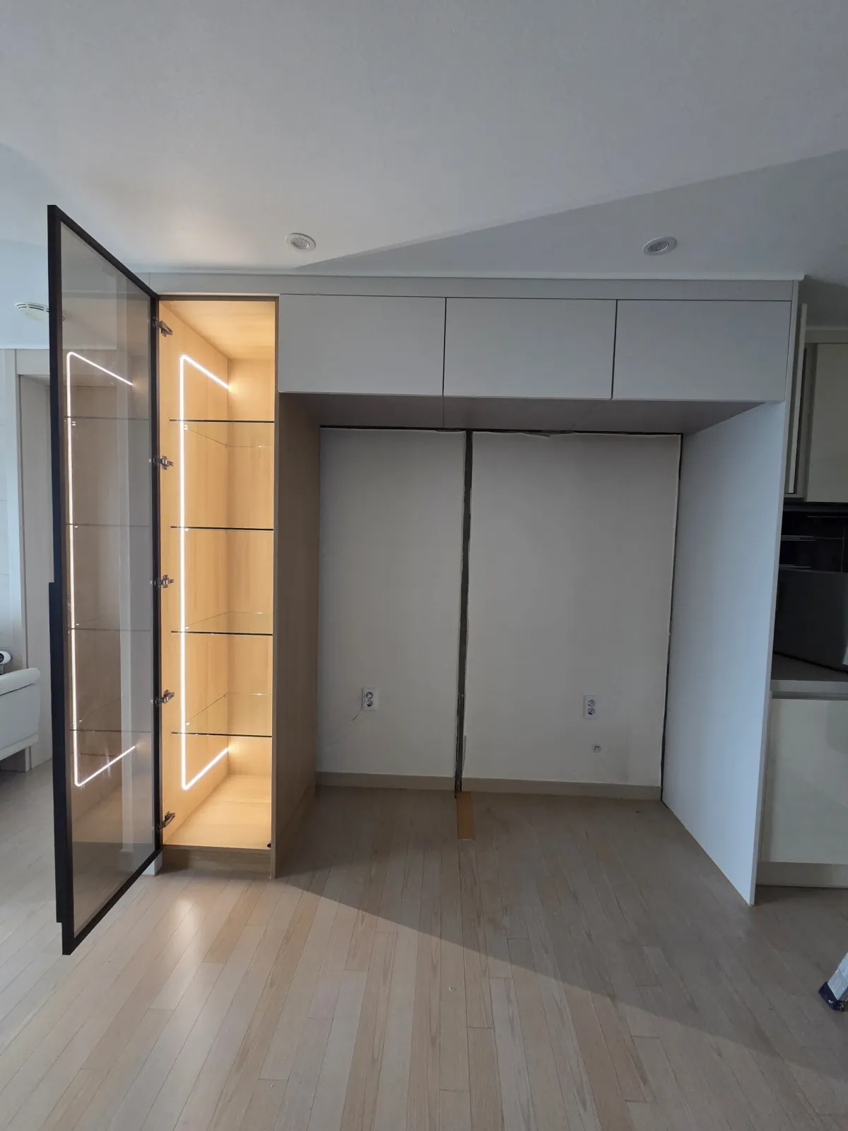 냉장고장 옆 세로로 긴 조명 유리 진열형 홈바 설치 후 모습, 냉장고 자리 2칸